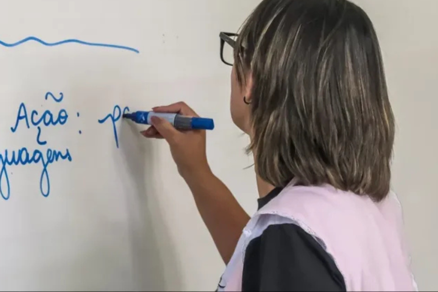 Plano Nacional de Educação: Novas regras limitam professores temporários na rede pública